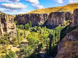 Ihlara-dalen med branta klippväggar och frodig grön natur Ihlara-dalen med branta klippväggar och frodig grön natur