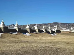 Stupor vid Erdene Zuu-klostret nära Karakorum – Mongoliets äldsta buddhistiska kloster