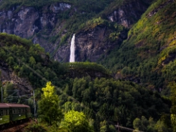 Avfärd med Flåmsbanan genom det vackra landskapet