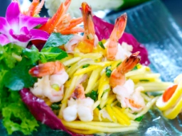 Mangosallad med räkor – en färgglad och smakrik rätt – ofta kallad Yam Mamuang