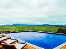 Vi övernattar på det nya Victoria Nui Sam Lodge i Chau Doc