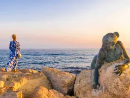 Skulpturen "Sol Alter" vid strandpromenaden i Paphos - hyllar Afrodite