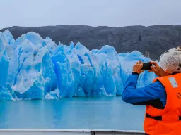 Grey-glaciären i Torres del Paine nationalpark är blå på grund av låg syrehalt