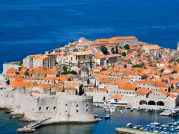 Den gamla stadsdelen i Dubrovnik, omgiven av massiva medeltida murar. Kallas ofta ”Adriatiska pärlan”