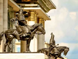 Ryttarstatyer vid Djingis Khan-monumentet framför parlamentet i Ulan Bator