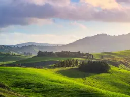 Montecatini Terme med gröna kullar och frodig natur Montecatini Terme med gröna kullar och frodig natur