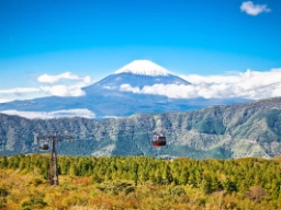 Fuji-berget med linbana i förgrunden
