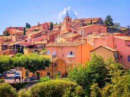 Roussillon – känd som en av de "vackraste byarna i Frankrike" (Les Plus Beaux Villages de France)