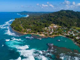 Flygfoto över Puerto Viejo på Costa Ricas karibiska kust Flygfoto över Puerto Viejo på Costa Ricas karibiska kust
