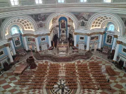 Interiör av Mosta Dome, en av Maltas mest imponerande kyrkor med en av världens största kupoler Interiör av Mosta Dome, en av Maltas mest imponerande kyrkor med en av världens största kupoler