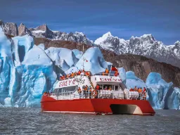 Turistbåt vid Grey-glaciären i Torres del Paine nationalpark