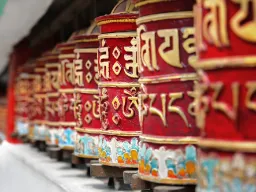 Bönehjul som man snurrar medurs medan man ber