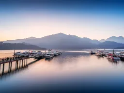 Båtar och berg vid Sol‑ och Månsjön