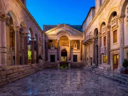 Diocletianuspalatset i Split – en storslagen romersk byggnad från år 300, där historia och nutid möts mitt i stadens hjärta