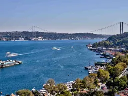 Bosporen skiljer Europa och Asien och förbinder Svarta havet med Marmarasjön