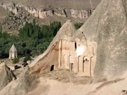 Uthuggen i klipporna ligger en historisk grottkyrka i Kappadokien Uthuggen i klipporna ligger en historisk grottkyrka i Kappadokien