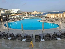 Pool vid Ramla Bay Resort i Marfa Pool vid Ramla Bay Resort i Marfa