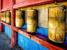 Böne-hjul vid Gandan-klostret i Ulan Bator – snurras av besökare som en del av buddhistisk praxis