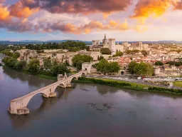 Pont Saint-Bénézet (även känd som Pont d’Avignon) över floden Rhône med Avignon i bakgrunden