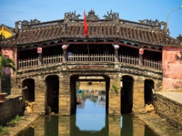 Den vackert dekorerade Japanska bron i Hoi An