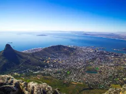 Kapstaden med Taffelberget, Cape Town Stadium och Robben Island i bukten