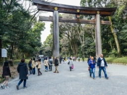 Ingången till shinto-templet i Meiji Jingu