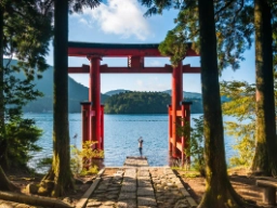 Hakone-helgedomens Torii-port vid Ashi-sjön