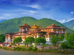 Punakha Dzong i natursköna omgivningar