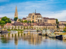 Auxerre, stolt by vid Yonne-floden