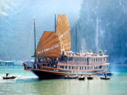 Vietnamesisk djonk i Halongbukten
