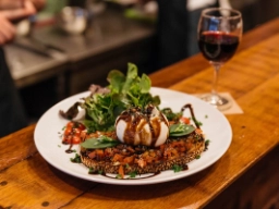 Italiensk specialitet - bruschetta med burrata och balsamico