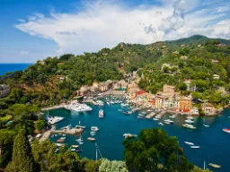 Utsikt över Portofino med småbåtshamn och färgglada hus Utsikt över Portofino med småbåtshamn och färgglada hus
