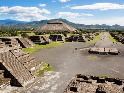 Plattformar, tempel och Solpyramiden längs Dödens allé i Teotihuacán