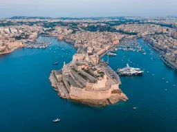 Fort St. Angelo i Vittoriosa med utsikt över Grand Harbour Fort St. Angelo i Vittoriosa med utsikt över Grand Harbour