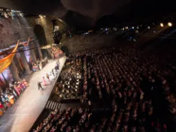 Operasångarna tar emot publikens hyllning Operasångarna tar emot publikens hyllning