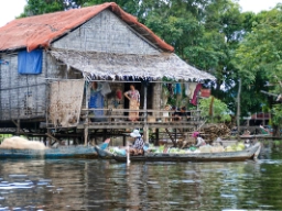På Tonle Sap-sjön finns hela landsbygdar på stolpar