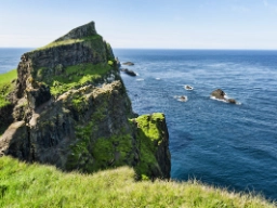 De råa klipporna möter havet