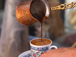 Turkiskt kaffe serverat med känsla Turkiskt kaffe serverat med känsla