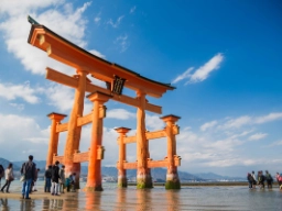 Den svävande röda torii-porten i vattnet vid ön Miya-jima