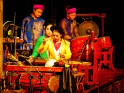 Till vattenmarionetteatern i Hanoi