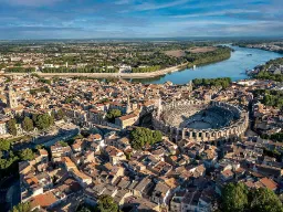 Flygfoto av staden Nîmes med den romerska arenan