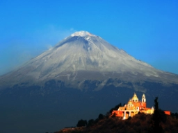 Iglesia de Nuestra Señora de los Remedios med den aktiva vulkanen Popocatépetl i bakgrunden
