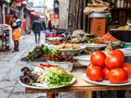 Färska råvaror på en gatustånd i Kina