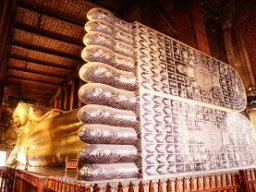 Liggande Buddha med fem meter långa fötter