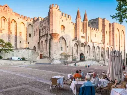 Påvarnas palats är från 1300-talet