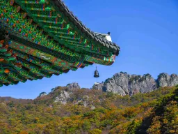 Naejangsan nationalpark i Jeolla – berömd för sina vackra berg, tempel och färgrika höstlandskap
