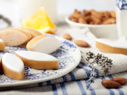 Klassiska calissons d’Aix – en specialitet gjord av mandlar, kanderad frukt (särskilt melon och apelsinskal), täckt med ett tunt lager glasyr