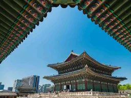 Gyeongbokgung-palatset i Seoul – vackert omgivet av både tradition och modernt stadsliv
