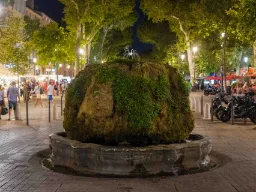 Den kända fontänen ”Fontaine d’Eau Chaude” på Cours Mirabeau i Aix-en-Provence med 18° varmt vatten