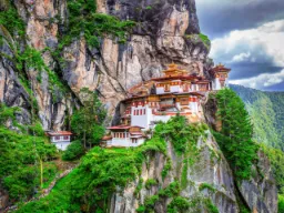 En av Bhutans heligaste platser - Paro Taktsang - även känt som Tiger's Nest-templet